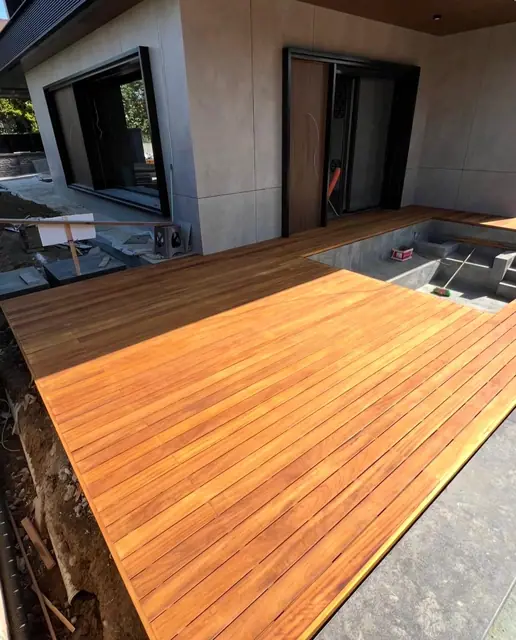 Havuz ve bahçe kenarı deck kaplama uygulaması — proje fotoğrafı 1
