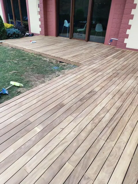 Havuz ve bahçe kenarı deck kaplama uygulaması — proje fotoğrafı 2