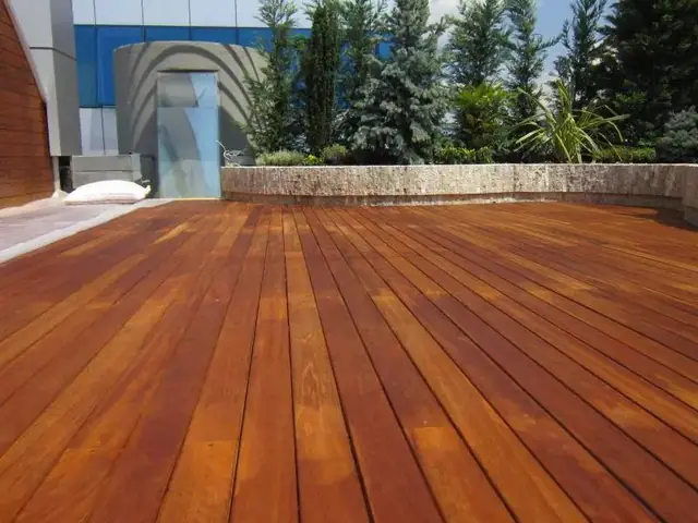 Havuz ve bahçe kenarı deck kaplama uygulaması — proje fotoğrafı 10