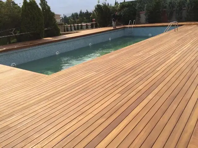 Havuz ve bahçe kenarı deck kaplama uygulaması — proje fotoğrafı 16