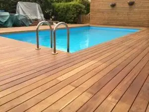 Havuz ve bahçe kenarı deck kaplama uygulaması — proje fotoğrafı 17
