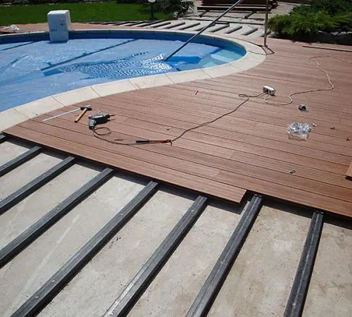 Havuz ve bahçe kenarı deck kaplama uygulaması — proje fotoğrafı 19