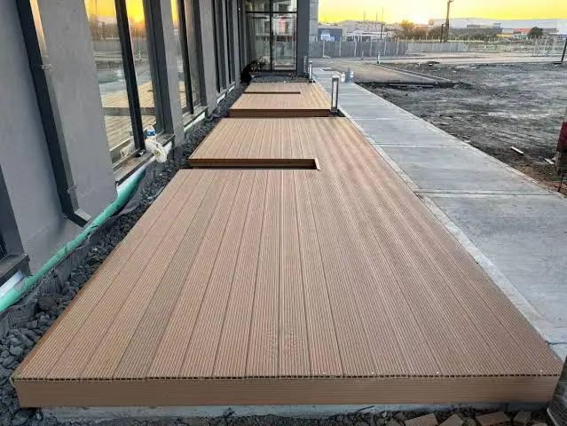 Havuz ve bahçe kenarı deck kaplama uygulaması — proje fotoğrafı 21
