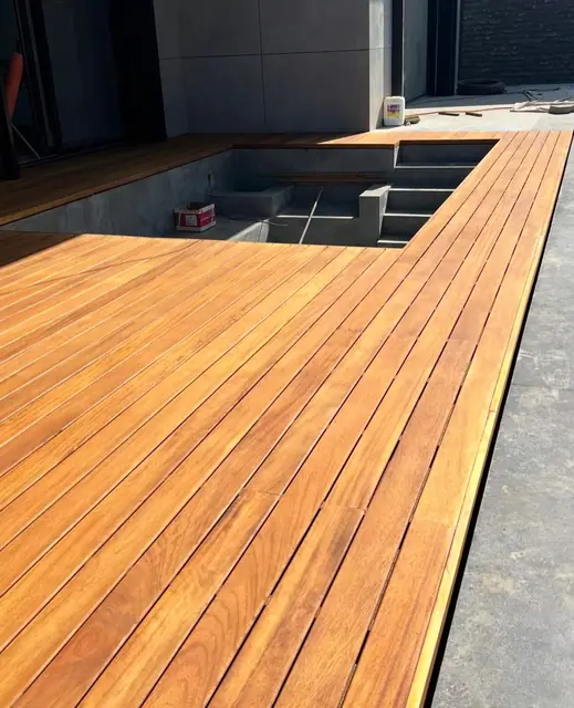 Havuz ve bahçe kenarı deck kaplama uygulaması — proje fotoğrafı 22