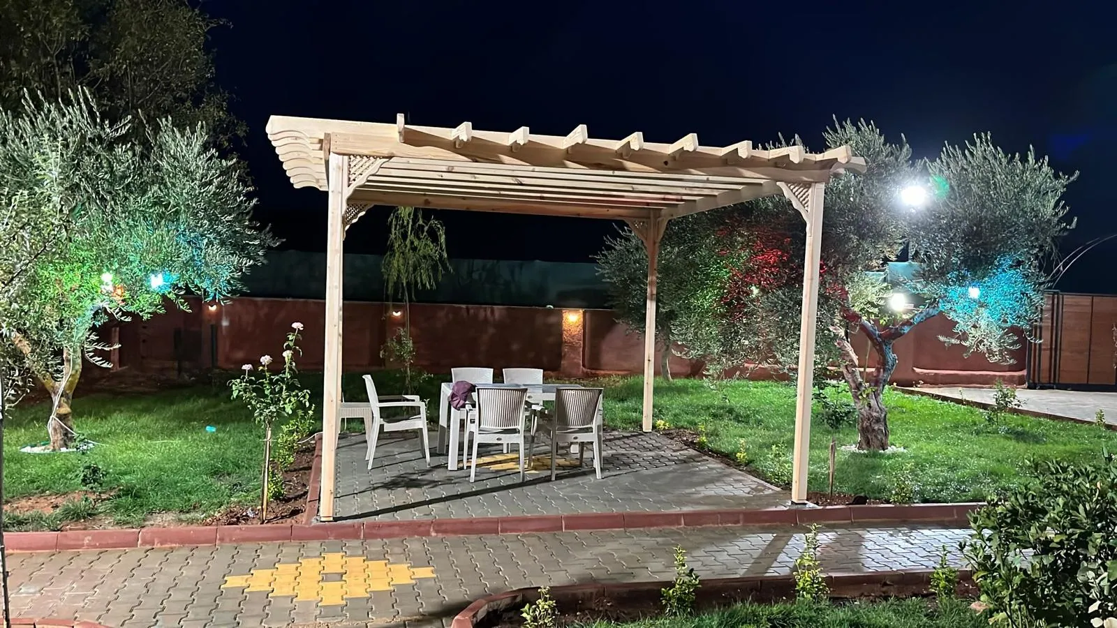 Açık kirişli ahşap pergola — uygulama fotoğrafı 30